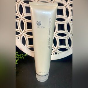 Nu Skin ageLOC® DERMATIC EFFECTS
BODY CONTOURING LOTION
